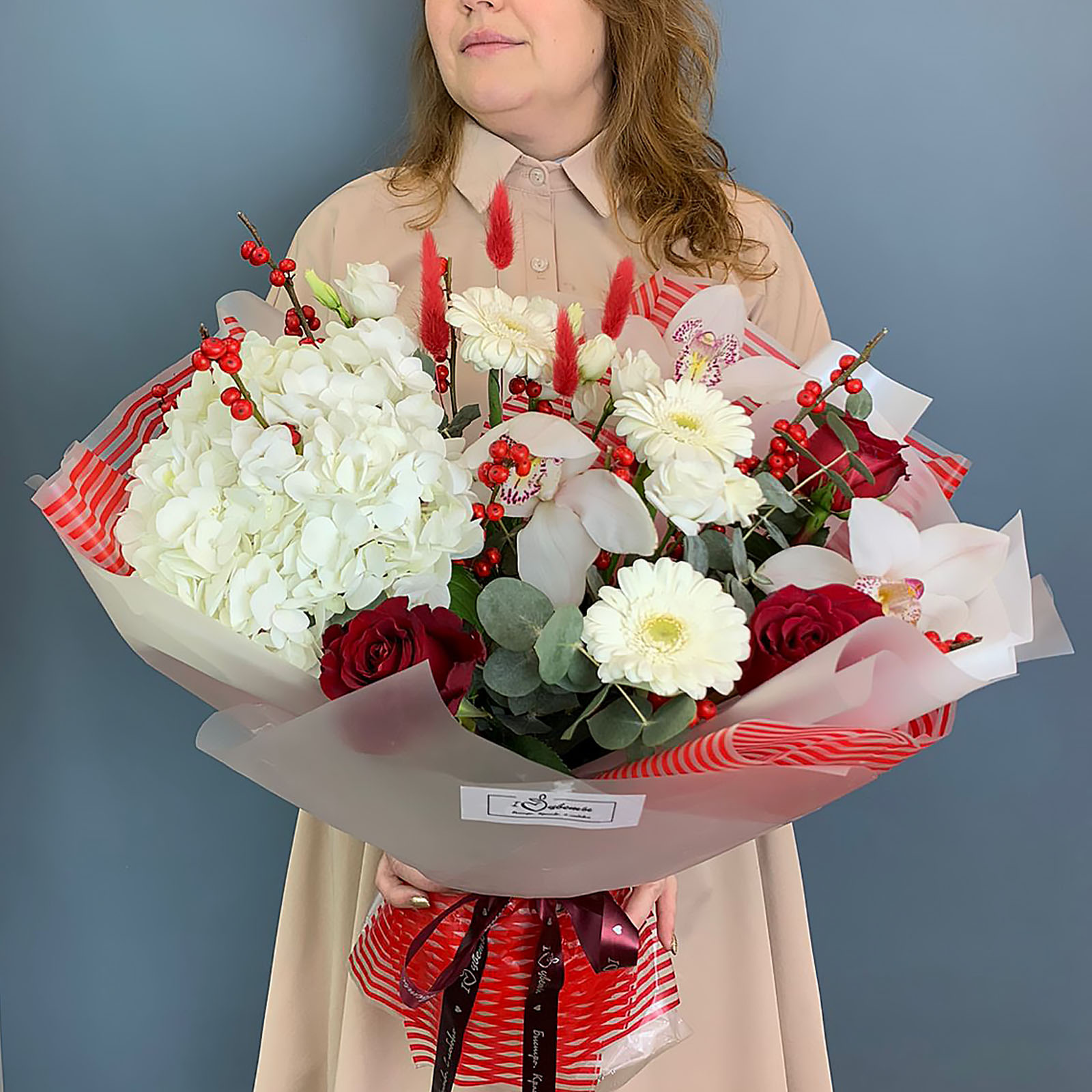 Красно-белый букет с гортензией, орхидеями и ягодами "Чудесное время" N 70982