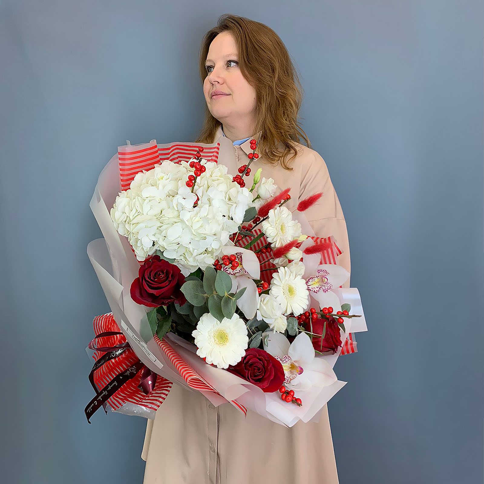 Красно-белый букет с гортензией, орхидеями и ягодами "Чудесное время" N 70982