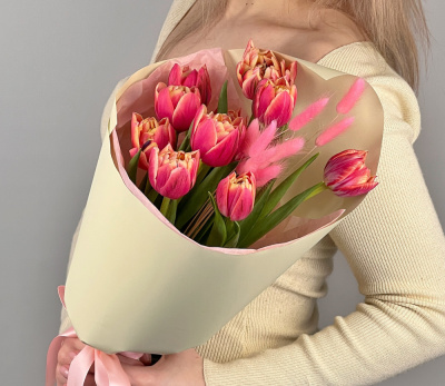 Букет из 11 пионовидных тюльпанов Колумбус с лагурусом 46460