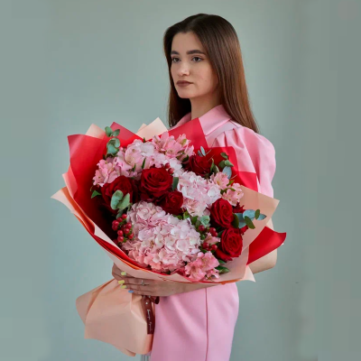 Букет из гортензий и красных роз N 84615
