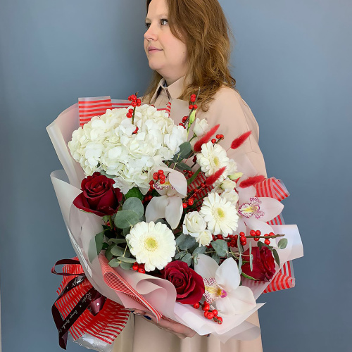 Красно-белый букет с гортензией, орхидеями и ягодами "Чудесное время" арт. 70982