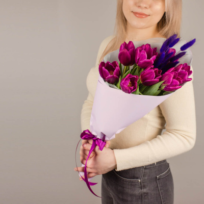 Букет 9 фиолетовых тюльпанов с лагурусом 46461