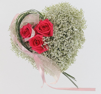 Композиция-сердце "Седьмое небо" из роз Эквадор и гипсофилы 27725