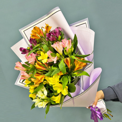 Букет из Альстромерий микс в упаковке 50791