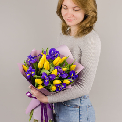 15 желтых тюльпанов с ирисами N 46172