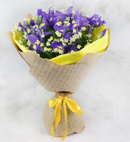 Букет с ирисами и танацетумом (ромашки) "Первое свидание" 36295