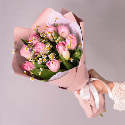 Дуэт букетов из розовых тюльпанов с ромашками 59902