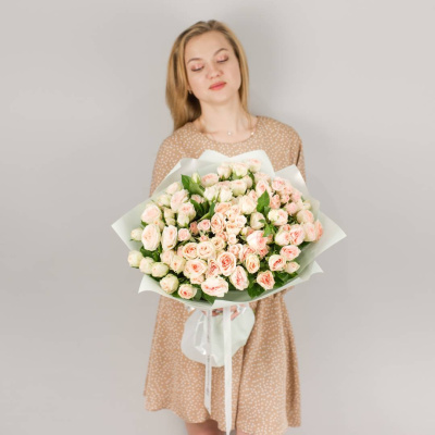 Букет из кустовых пионовидных кремовых роз с эвкалиптом N 50568