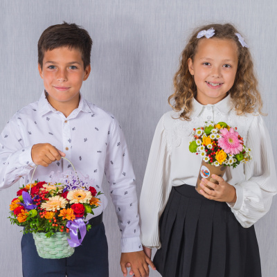 Корзинка "Любимому учителю" с мини-герберами, розами и ирисами N 38179