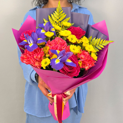 Букет из розовых роз с ирисами и кустовой хризантемой N 52446