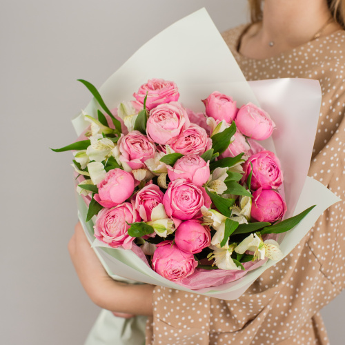 Букет из кустовых пионовидных розовых роз с альстромерией арт. 50422
