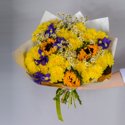 х Букет из 3-х подсолнухов, желтых кустовых хризантем и ириса …