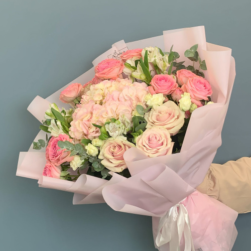 Букет с гортензией и кустовыми розами арт. 71077