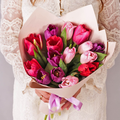 Букет из 15 тюльпанов в упаковке 28405