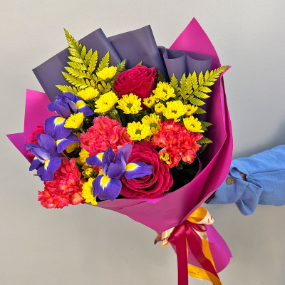 Букет из розовых роз с ирисами и кустовой хризантемой N 52446