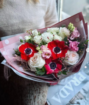 Букет "Робкая надежда" из кустовой и Эквадорской розы, эустомы с анемонами 27805