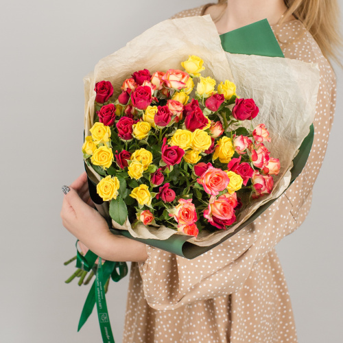 Букет из ярких кустовых роз арт. 27803