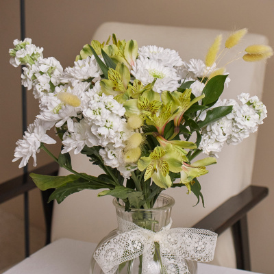 Букет из альстромерии с матиолой в вазе. Сет N 82239