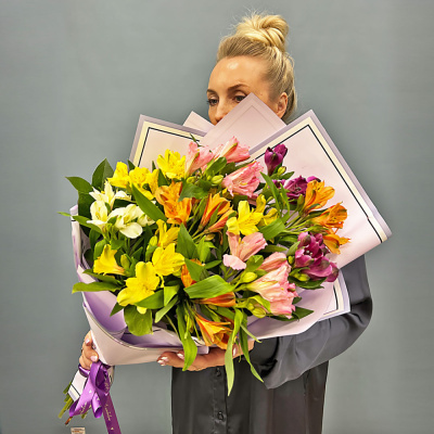 Букет из Альстромерий микс в упаковке 50791