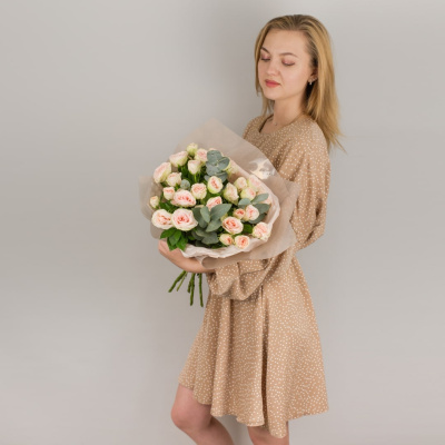 Букет из кустовых пионовидных кремовых роз с эвкалиптом N 50416