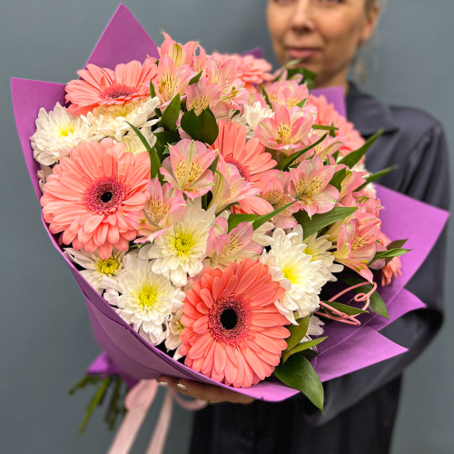 Букет из кустовой хризантемы с герберой и альстромерией "Танец бабочек" арт. 5490