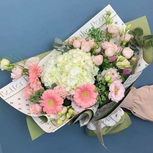Букет с гортензией, пионовидными розами и мини герберами арт. 66532