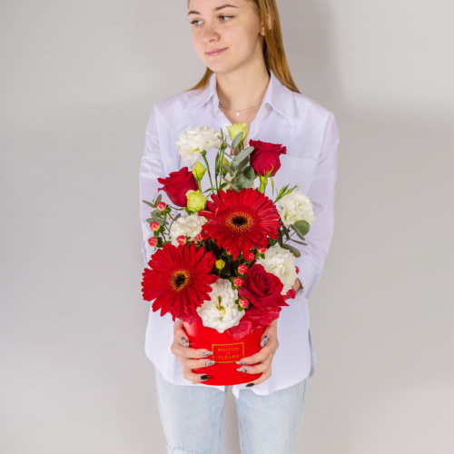 Коробка с цветами красные герберы и розы арт. 66530-Дв