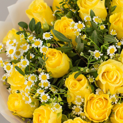 Букет из желтых роз Кения с ромашками (танацетум) 50541-Ж